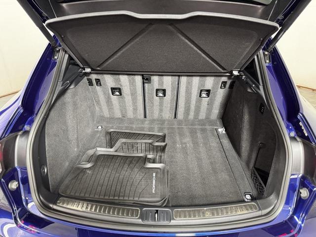 Photo of 2023 Gentian Blue Metallic Porsche Macan