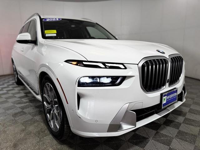 Photo of 2024 Alpine White BMW X7