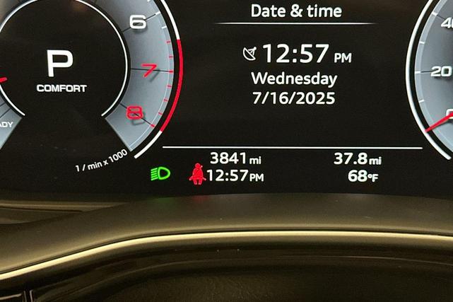 Photo of 2024 Glacier White Metallic Audi Q8