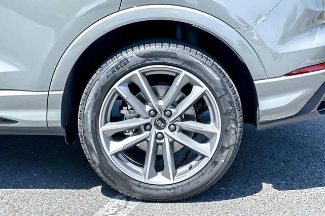 Photo of 2025 Chronos Gray Metallic Audi Q3