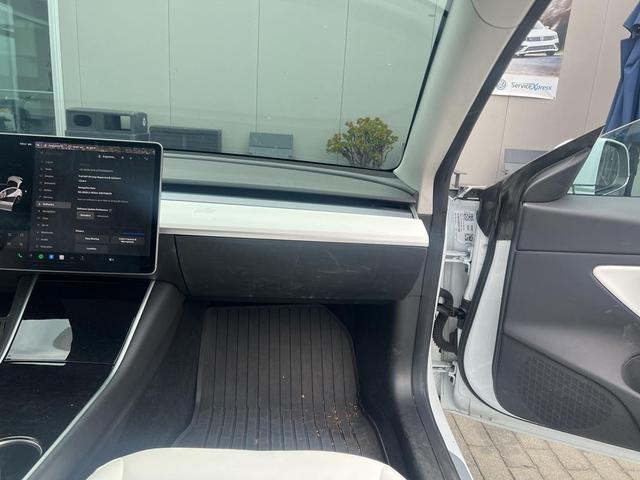 Photo of 2019 Pearl White Multi-Coat Tesla Model 3
