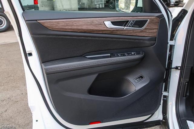 Photo of 2025 Opal White Pearl Effect Volkswagen Atlas