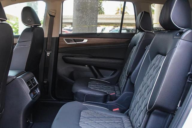 Photo of 2025 Opal White Pearl Effect Volkswagen Atlas