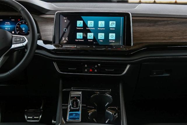 Photo of 2025 Opal White Pearl Effect Volkswagen Atlas