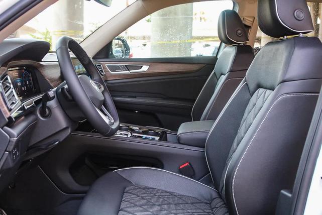 Photo of 2025 Opal White Pearl Effect Volkswagen Atlas
