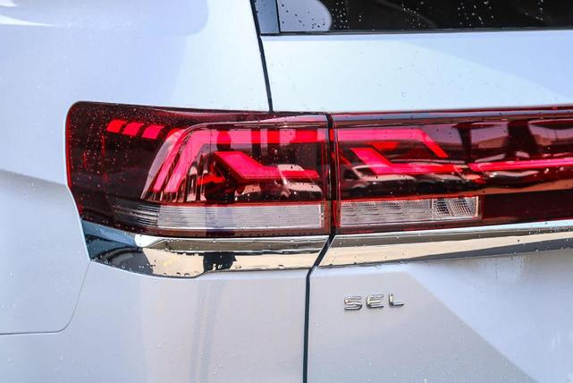 Photo of 2025 Opal White Pearl Effect Volkswagen Atlas
