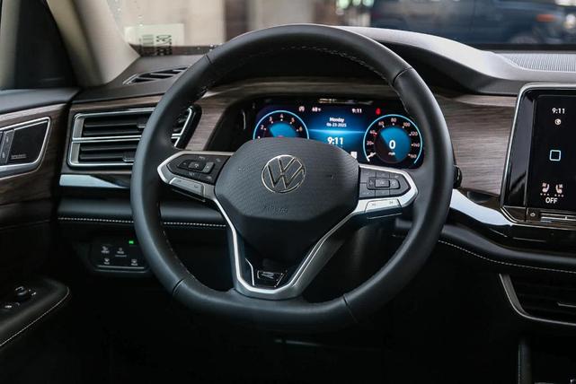 Photo of 2025 Opal White Pearl Effect Volkswagen Atlas
