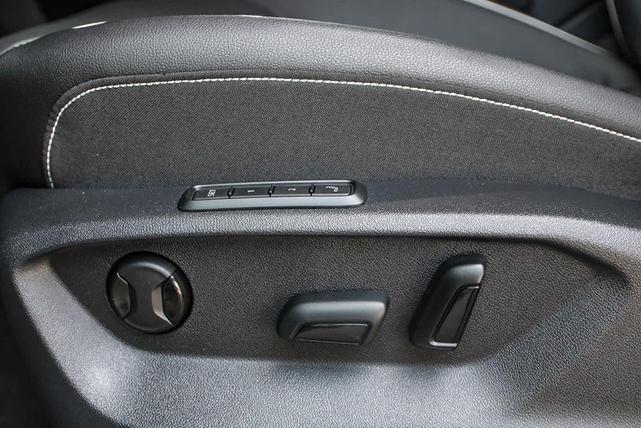 Photo of 2025 Opal White Pearl Effect Volkswagen Atlas