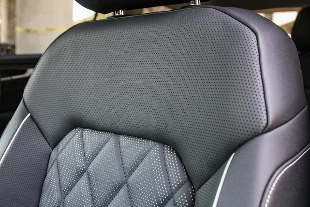 Photo of 2025 Opal White Pearl Effect Volkswagen Atlas