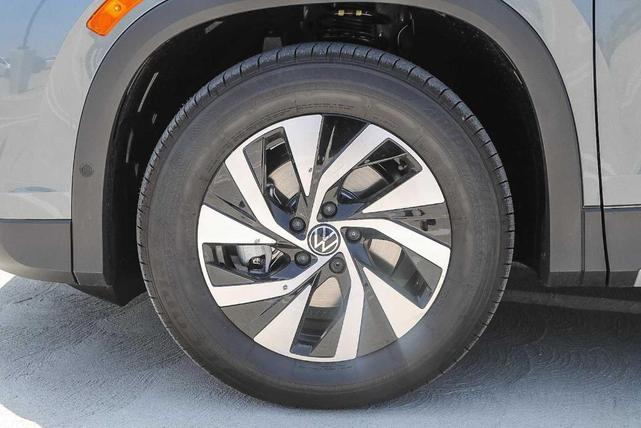 Photo of 2025 Platinum Gray Metallic Volkswagen Tiguan