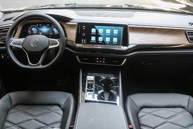 Photo of 2025 Pure Gray Volkswagen Atlas