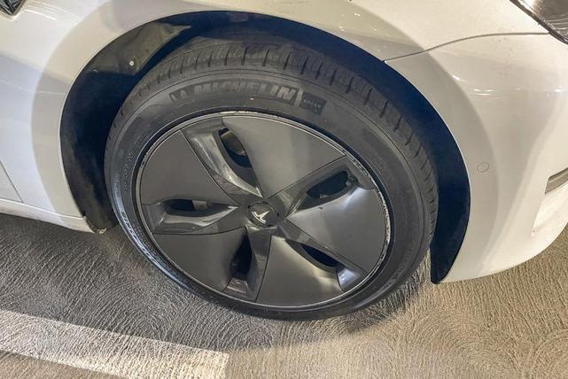 Photo of 2019 White Tesla Model 3