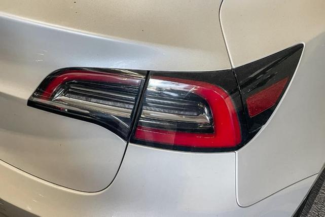 Photo of 2019 White Tesla Model 3