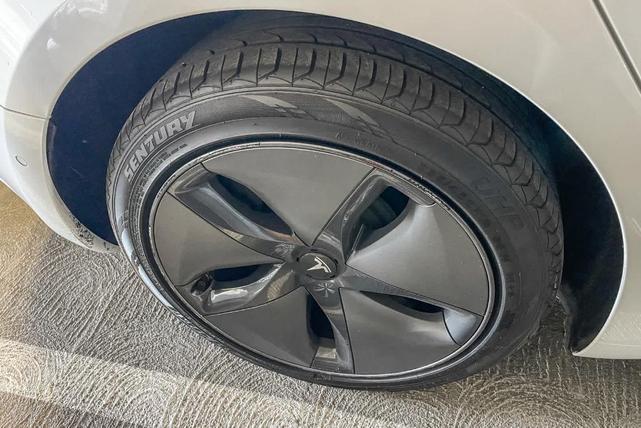Photo of 2019 White Tesla Model 3
