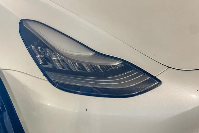 Photo of 2019 White Tesla Model 3