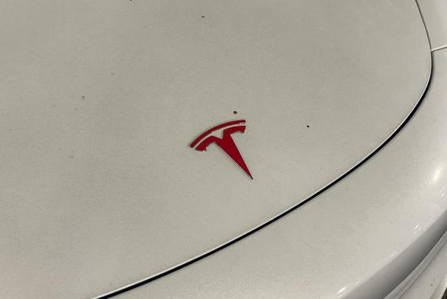 Photo of 2019 White Tesla Model 3
