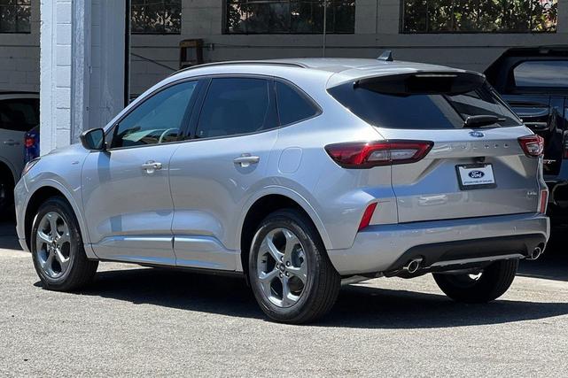 Photo of 2023 Iconic Silver Metallic Ford Escape
