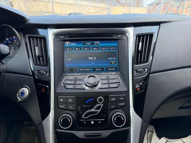 Photo of 2013 Shimmering White Mica Hyundai SONATA