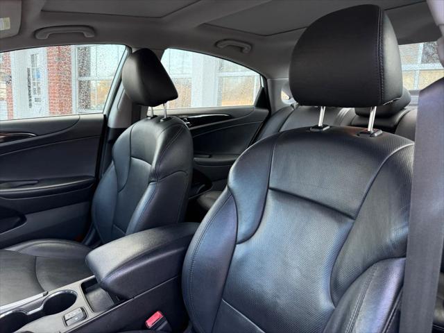 Photo of 2013 Shimmering White Mica Hyundai SONATA