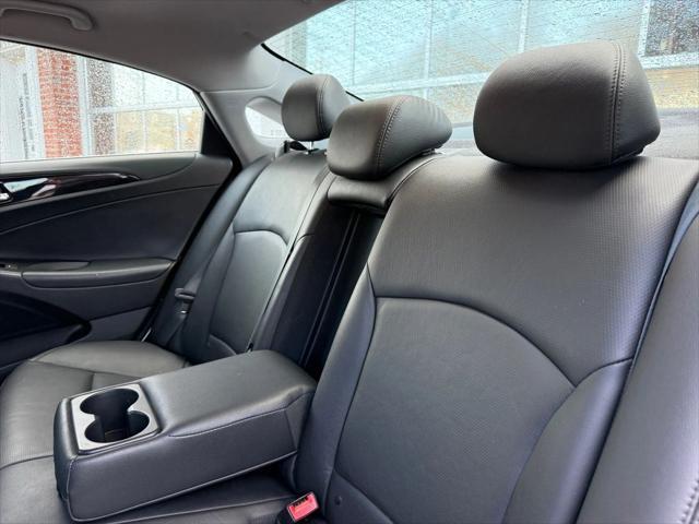 Photo of 2013 Shimmering White Mica Hyundai SONATA