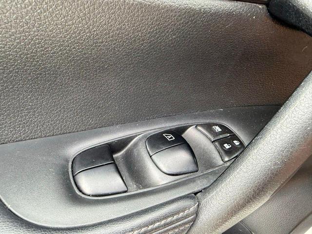 Photo of 2020 Glacier White Nissan Rogue