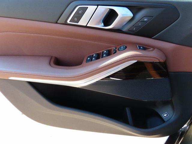 Photo of 2025 Manhattan Green Metallic BMW X5 PHEV