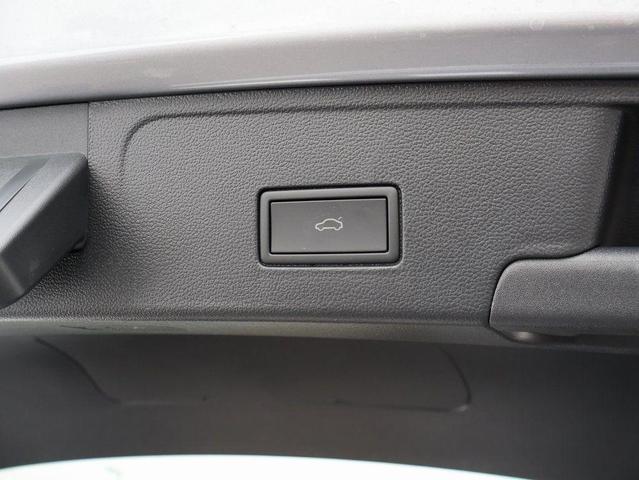 Photo of 2025 Silver Mist Metallic Volkswagen Atlas Cross Sport