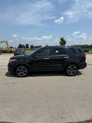 Photo of 2014 Tuxedo Black Metallic Ford Explorer