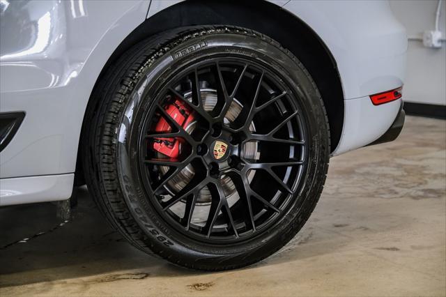 Photo of 2021 White Porsche Macan