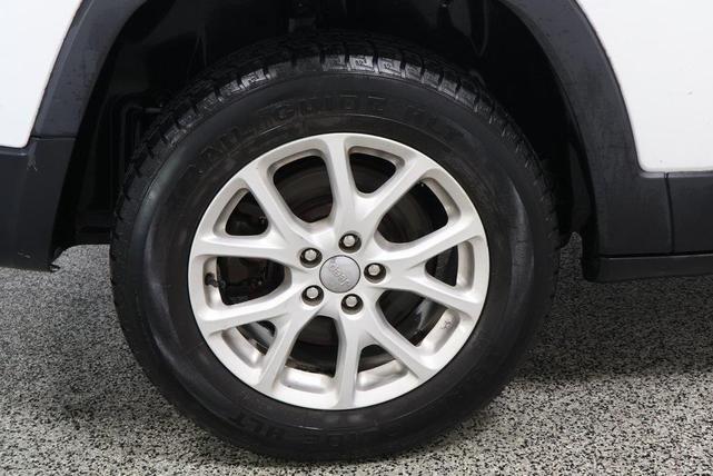 Photo of 2015 Bright White Clearcoat Jeep Cherokee