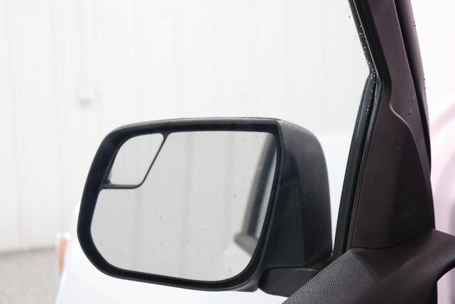 Photo of 2021 Summit White GMC Canyon