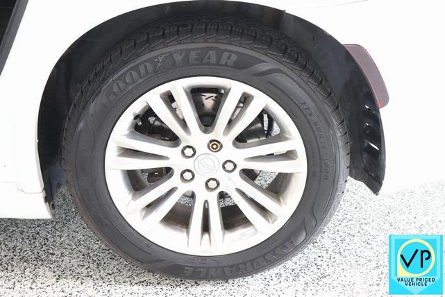 Photo of 2017 Bright White Clearcoat Chrysler 300
