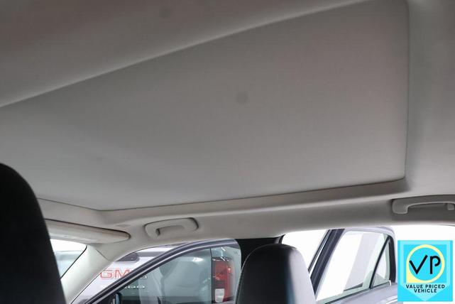 Photo of 2017 Bright White Clearcoat Chrysler 300