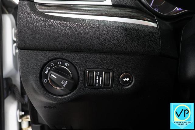 Photo of 2017 Bright White Clearcoat Chrysler 300
