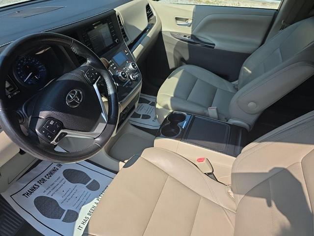 Photo of 2018 Blizzard Pearl Toyota Sienna