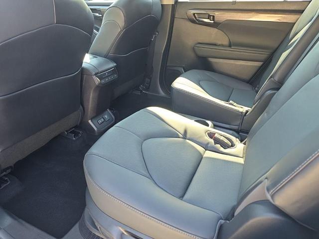 Photo of 2022 Wind Chill Pearl Toyota Highlander Hybrid