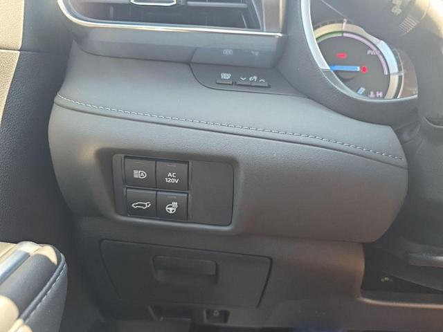 Photo of 2022 Wind Chill Pearl Toyota Highlander Hybrid