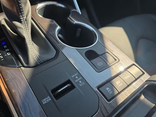 Photo of 2022 Wind Chill Pearl Toyota Highlander Hybrid