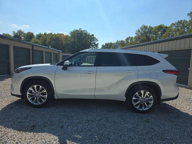Photo of 2022 Wind Chill Pearl Toyota Highlander Hybrid