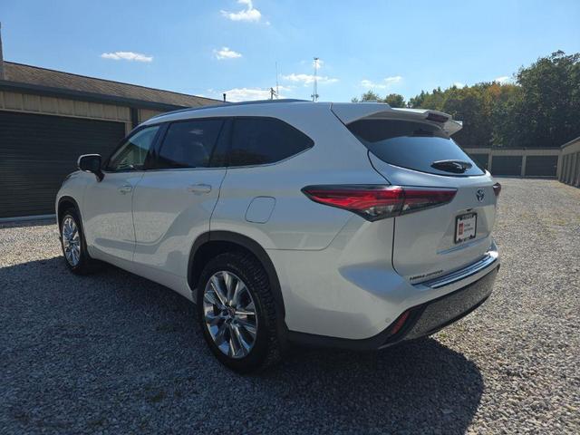 Photo of 2022 Wind Chill Pearl Toyota Highlander Hybrid