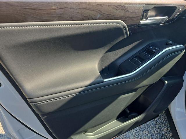 Photo of 2022 Wind Chill Pearl Toyota Highlander Hybrid