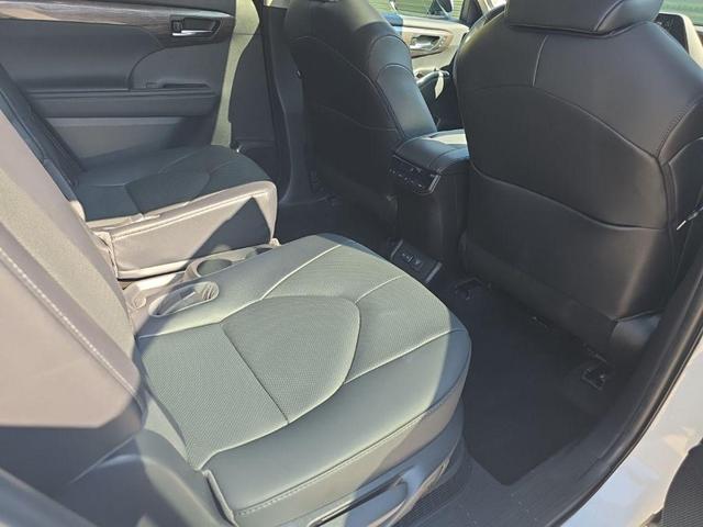 Photo of 2022 Wind Chill Pearl Toyota Highlander Hybrid