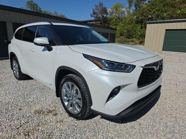Photo of 2022 Wind Chill Pearl Toyota Highlander Hybrid