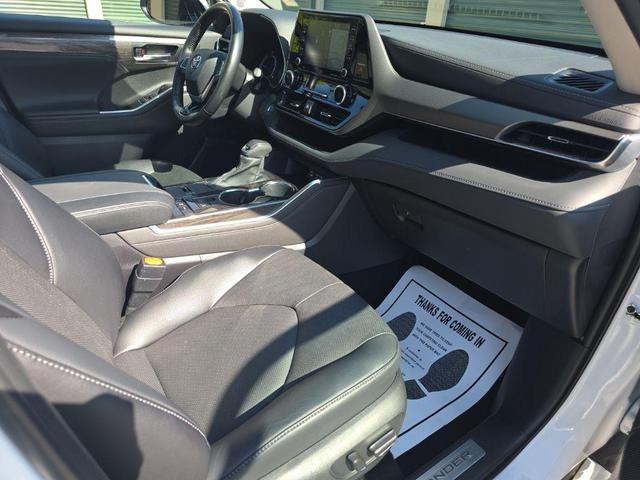 Photo of 2022 Wind Chill Pearl Toyota Highlander Hybrid