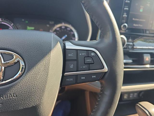 Photo of 2022 Wind Chill Pearl Toyota Highlander Hybrid