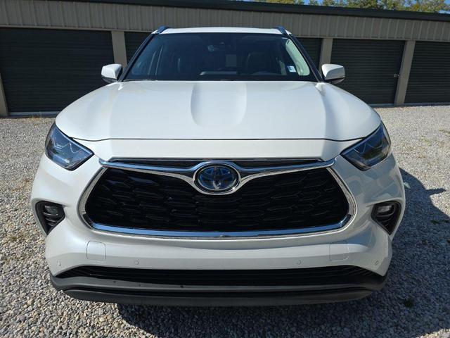 Photo of 2022 Wind Chill Pearl Toyota Highlander Hybrid