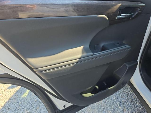Photo of 2022 Wind Chill Pearl Toyota Highlander Hybrid