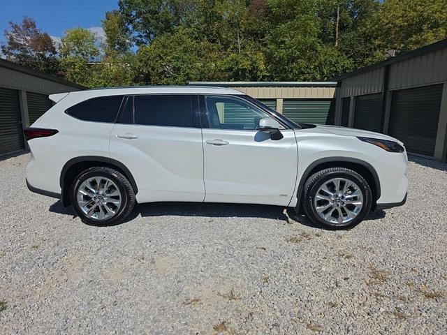 Photo of 2022 Wind Chill Pearl Toyota Highlander Hybrid