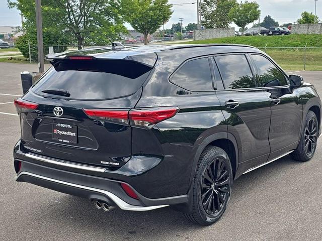 Photo of 2023 Midnight Black Metallic Toyota Highlander