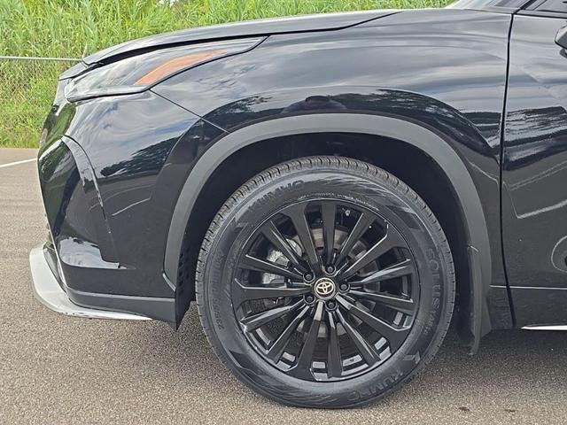 Photo of 2023 Midnight Black Metallic Toyota Highlander